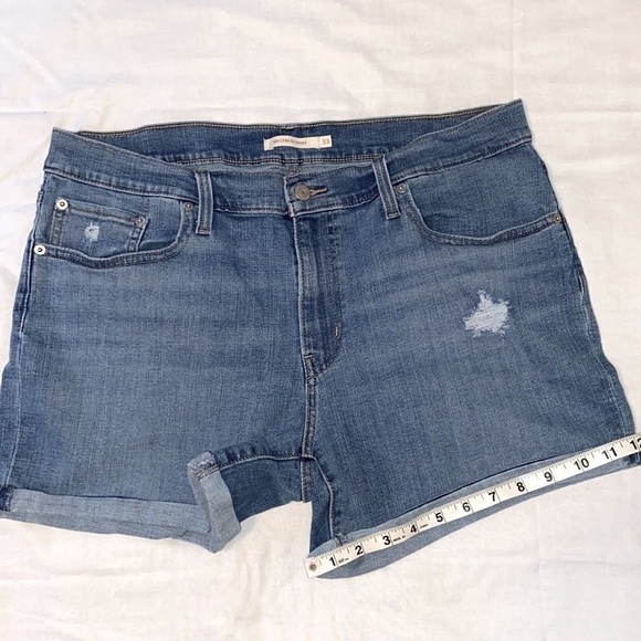 Levi’s Women’s Rolled Cuff Denim Jean medium Wash, Mid Length Shorts 33 - Picture 7 of 11